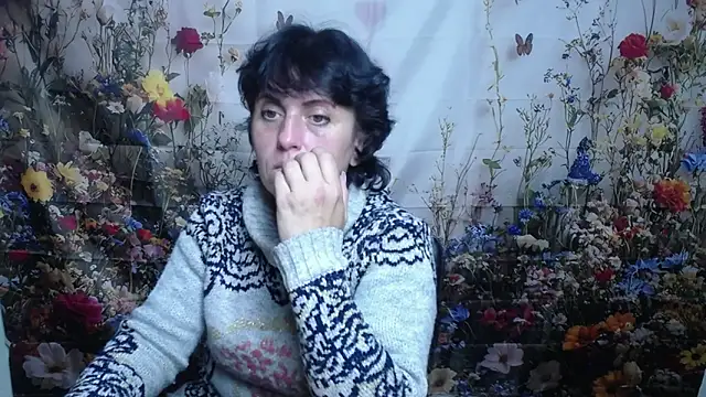 LuciaMii online show from 10.15.25