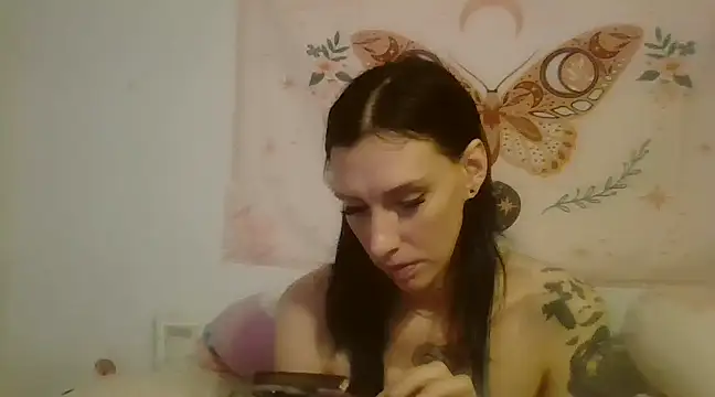 Snapshot of averietheangel chatting on 02.28.25 averietheangel online show from 02.28.25