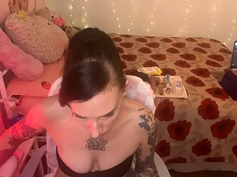 Snapshot of averietheangel chatting on 09.25.25 averietheangel online show from 09.25.25