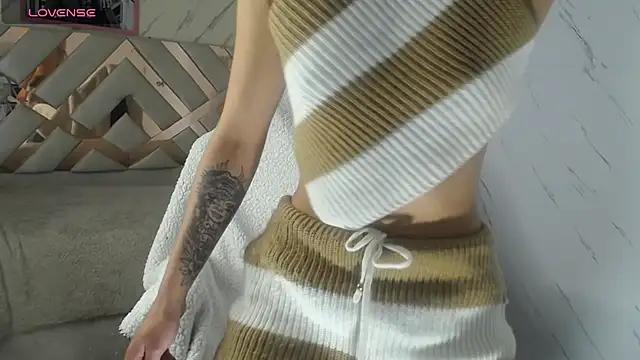 Snapshot of Tomoe_b chatting on 12.10.24 Tomoe b online show from 12.10.24