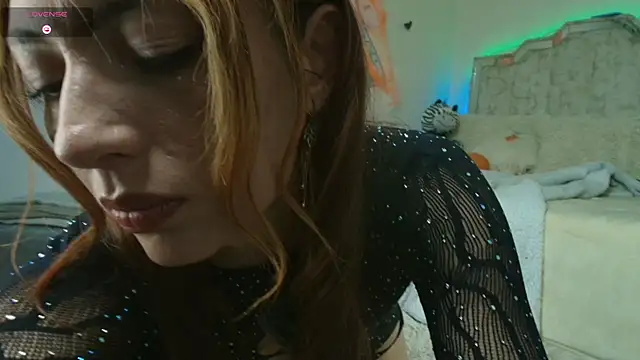 Snapshot of Tomoe_b chatting on 10.30.25 Tomoe b online show from 10.30.25