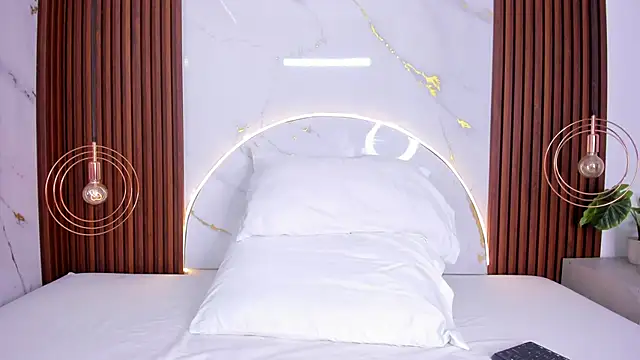 Snapshot of miamiller69 chatting on 10.04.25 miamiller69 online show from 10.04.25