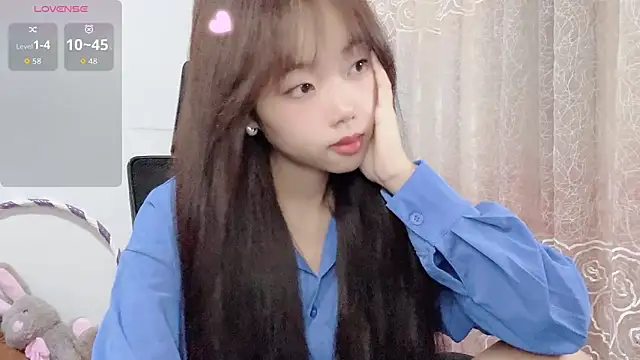 Snapshot of Lvy--v chatting on 10.30.25 Lvy--v online show from 10.30.25