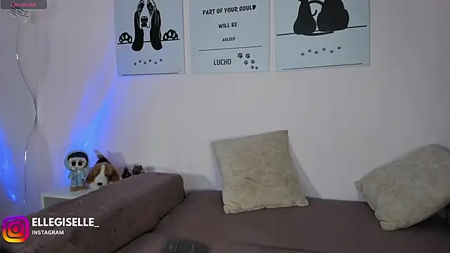 ElleGisellee online show from 10.14.25