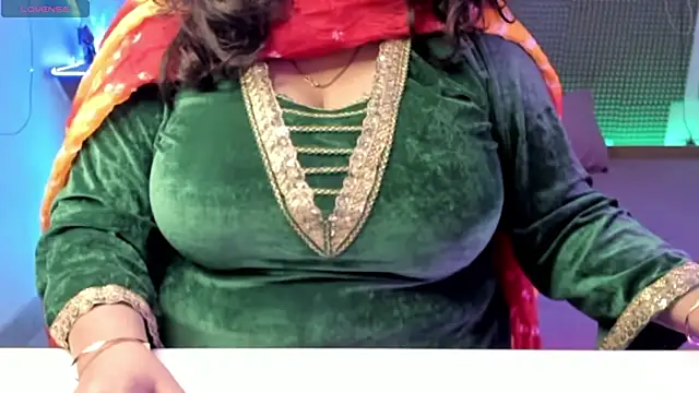 Snapshot of Gulabi_Queen chatting on 12.11.24 Gulabi Queen online show from 12.11.24