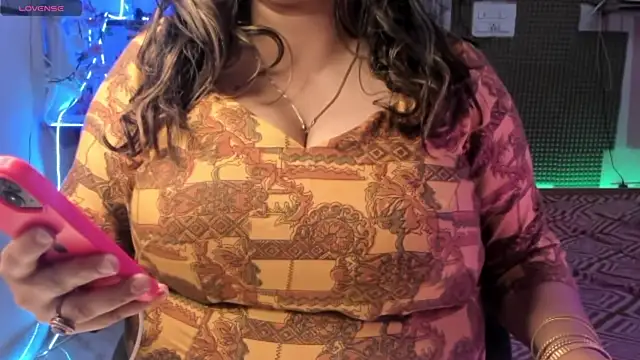 Snapshot of Gulabi_Queen chatting on 02.02.25 Gulabi Queen online show from 02.02.25