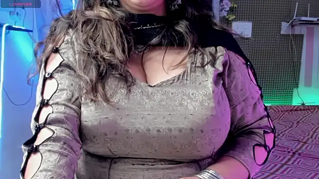 Snapshot of Gulabi_Queen chatting on 02.26.25 Gulabi Queen online show from 02.26.25