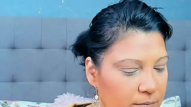 Snapshot of AmyCubes chatting on 01.12.25 AmyCubes online show from 01.12.25