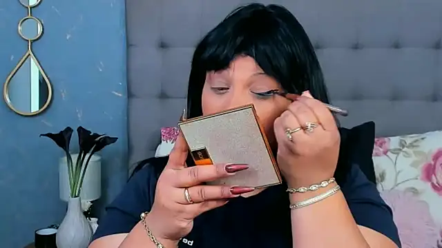 Snapshot of AmyCubes chatting on 01.15.25 AmyCubes online show from 01.15.25