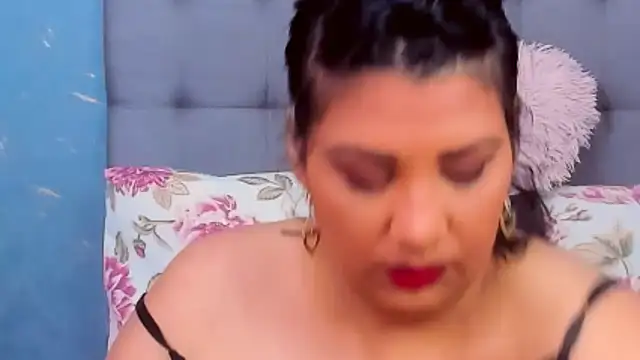 Snapshot of AmyCubes chatting on 02.10.25 AmyCubes online show from 02.10.25