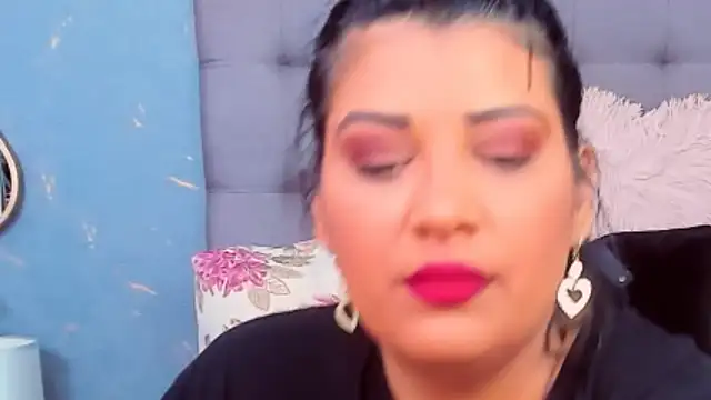 Snapshot of AmyCubes chatting on 02.13.25 AmyCubes online show from 02.13.25