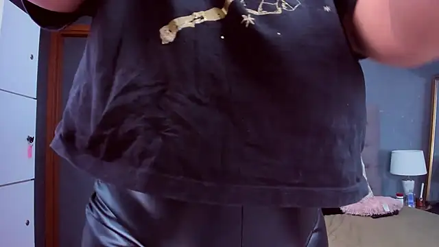 Snapshot of AmyCubes chatting on 02.13.25 AmyCubes online show from 02.13.25