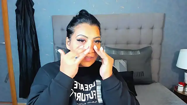 Snapshot of AmyCubes chatting on 10.08.25 AmyCubes online show from 10.08.25