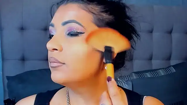 Snapshot of AmyCubes chatting on 10.31.25 AmyCubes online show from 10.31.25