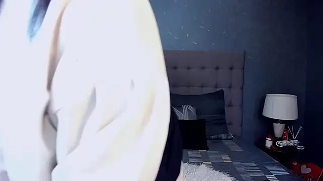 Snapshot of AmyCubes chatting on 11.05.25 AmyCubes online show from 11.05.25