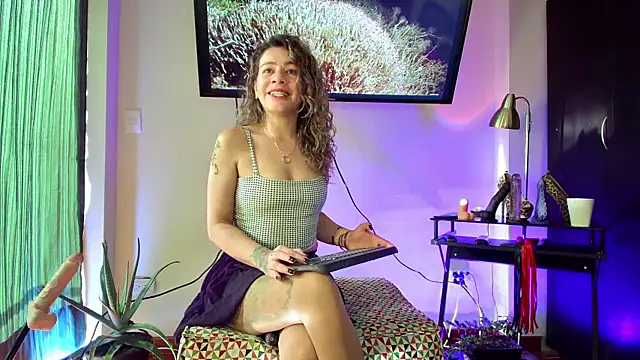 Snapshot of oriana_thomson2 chatting on 01.15.25 oriana thomson2 online show from 01.15.25