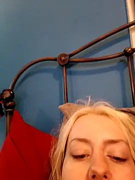 Snapshot of SkarlettRose96 chatting on 11.19.25 SkarlettRose96 online show from 11.19.25