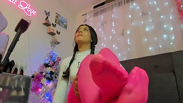 Snapshot of Alaia_Love77 chatting on 12.16.24 Alaia Love77 online show from 12.16.24