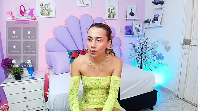 Snapshot of HannaPretthy chatting on 09.19.25 HannaPretthy online show from 09.19.25