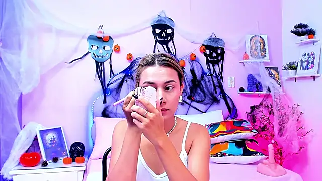 Snapshot of HannaPretthy chatting on 10.24.25 HannaPretthy online show from 10.24.25