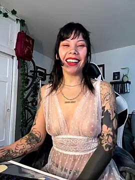 Snapshot of EemaHaruki chatting on 10.18.25 EemaHaruki online show from 10.18.25