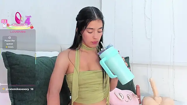 Isaa Queen online show from 10.02.25