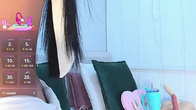 Isaa Queen online show from 10.07.25