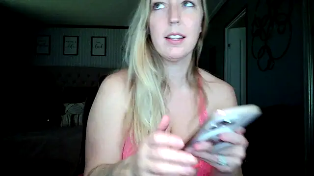 Snapshot of lucyallen4201 chatting on 12.04.24 lucyallen4201 online show from 12.04.24