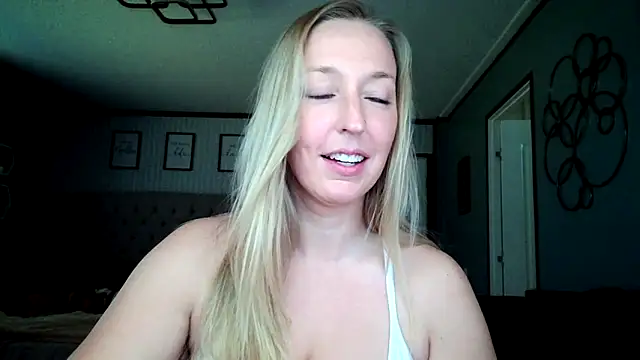Snapshot of lucyallen4201 chatting on 12.11.24 lucyallen4201 online show from 12.11.24
