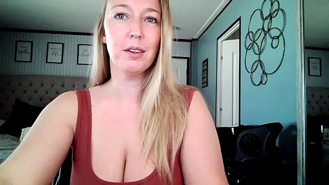 Snapshot of lucyallen4201 chatting on 01.14.25 lucyallen4201 online show from 01.14.25