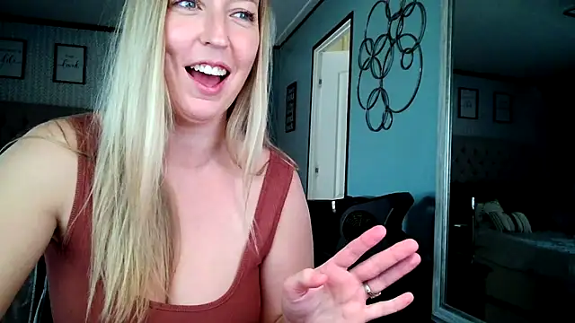 Snapshot of lucyallen4201 chatting on 01.14.25 lucyallen4201 online show from 01.14.25