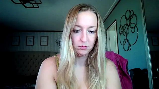 Snapshot of lucyallen4201 chatting on 01.29.25 lucyallen4201 online show from 01.29.25