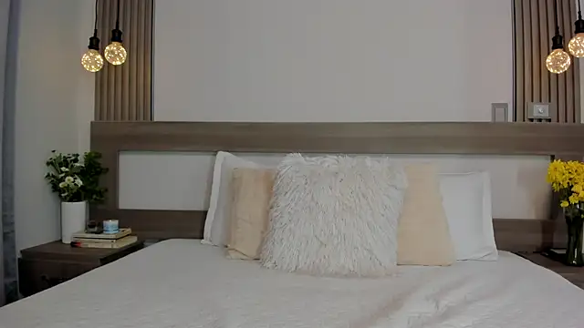 SaraGomez1 online show from 12.15.24