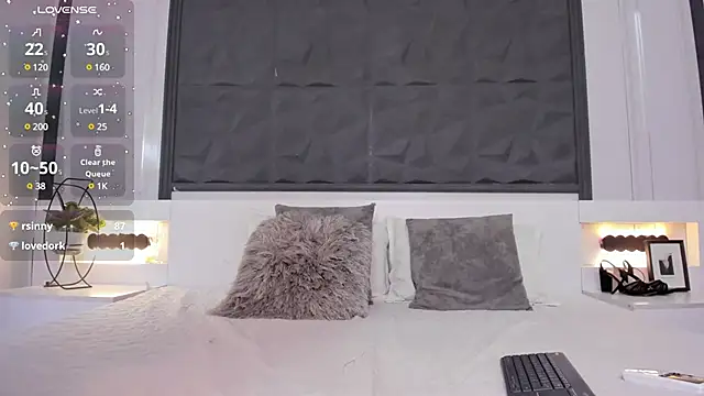 SaraGomez1 online show from 12.23.24