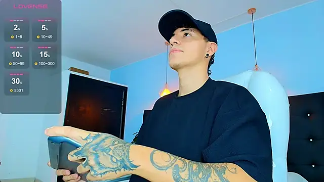 Snapshot of Lobo_17_ chatting on 09.17.25 Lobo 17  online show from 09.17.25