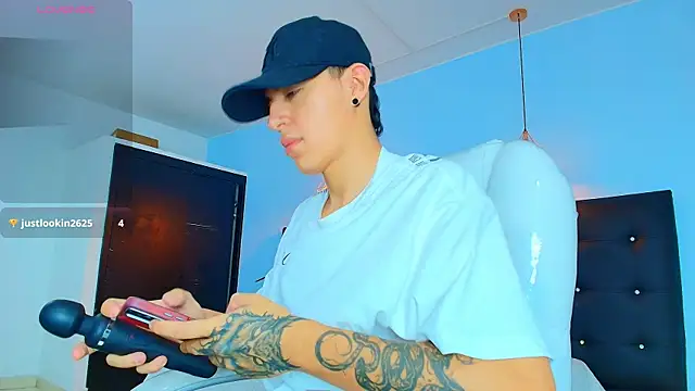 Snapshot of Lobo_17_ chatting on 09.30.25 Lobo 17  online show from 09.30.25