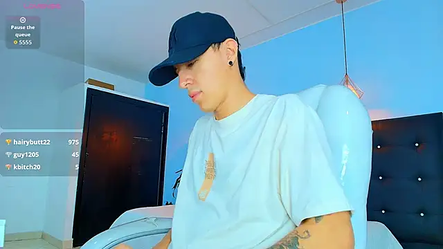 Snapshot of Lobo_17_ chatting on 10.02.25 Lobo 17  online show from 10.02.25