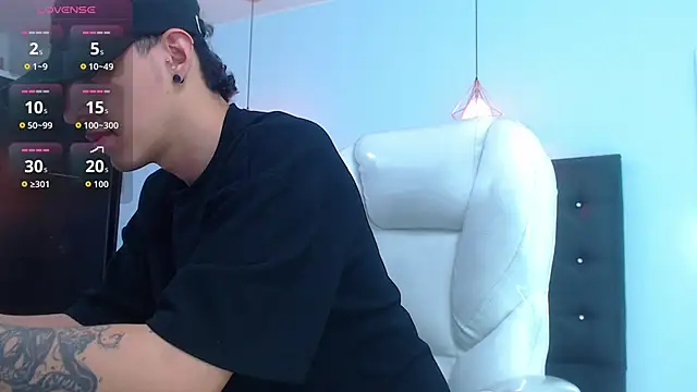 Snapshot of Lobo_17_ chatting on 10.04.25 Lobo 17  online show from 10.04.25