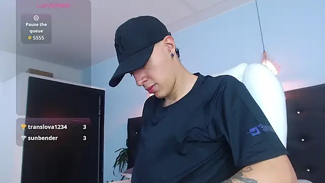 Snapshot of Lobo_17_ chatting on 10.05.25 Lobo 17  online show from 10.05.25