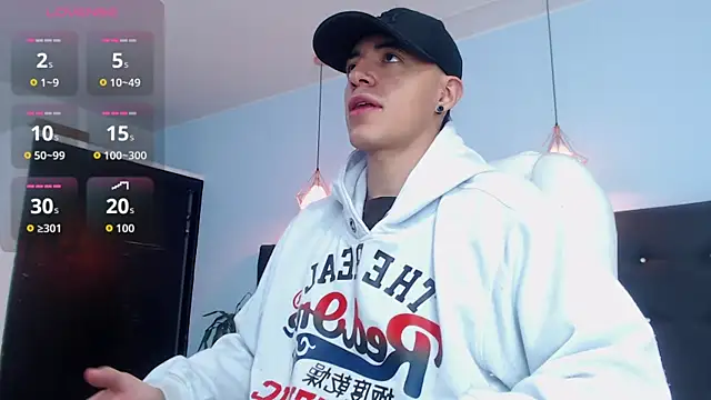 Snapshot of Lobo_17_ chatting on 10.08.25 Lobo 17  online show from 10.08.25