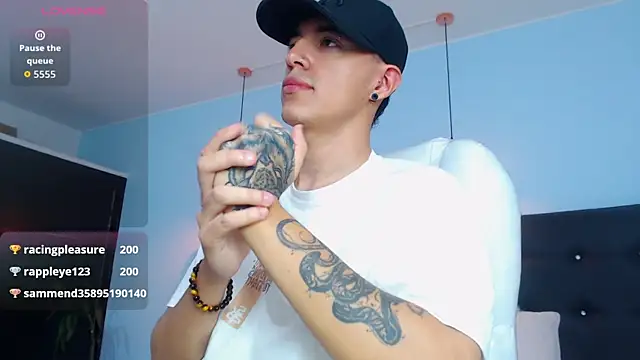 Snapshot of Lobo_17_ chatting on 10.12.25 Lobo 17  online show from 10.12.25