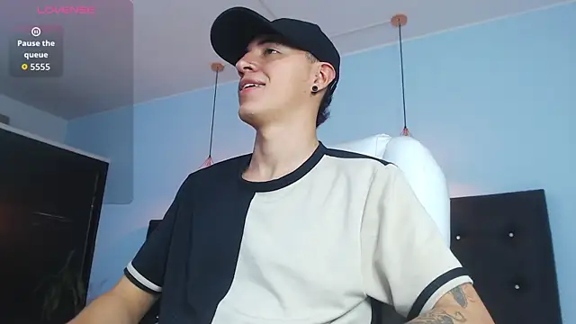 Snapshot of Lobo_17_ chatting on 10.17.25 Lobo 17  online show from 10.17.25