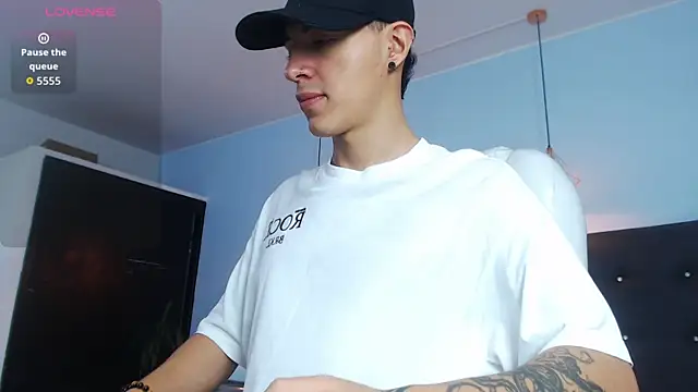 Snapshot of Lobo_17_ chatting on 10.18.25 Lobo 17  online show from 10.18.25