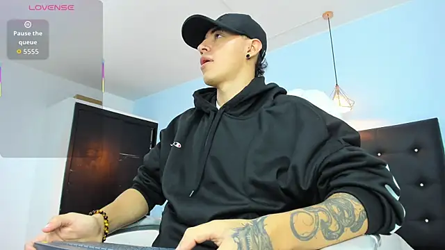 Snapshot of Lobo_17_ chatting on 10.23.25 Lobo 17  online show from 10.23.25