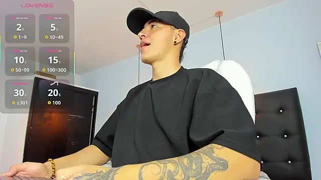 Snapshot of Lobo_17_ chatting on 10.28.25 Lobo 17  online show from 10.28.25