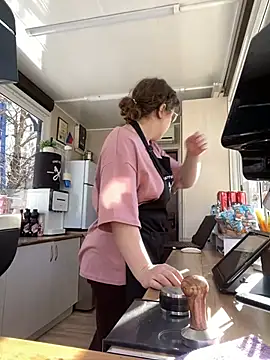 Snapshot of cinnabon_ chatting on 01.28.25 cinnabon online show from 01.28.25