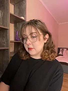 Snapshot of cinnabon_ chatting on 02.04.25 cinnabon online show from 02.04.25