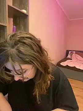 Snapshot of cinnabon_ chatting on 02.04.25 cinnabon online show from 02.04.25