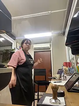 Snapshot of cinnabon_ chatting on 02.11.25 cinnabon online show from 02.11.25