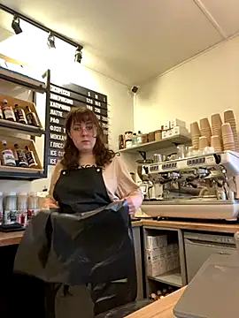 Snapshot of cinnabon_ chatting on 10.21.25 cinnabon online show from 10.21.25